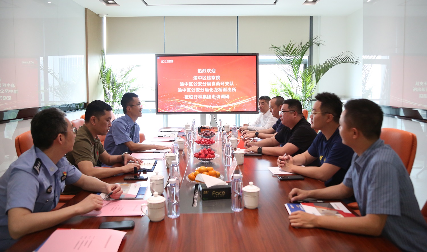渝中區(qū)檢察院陶維俊檢察官等一行蒞臨開林集團(tuán)走訪調(diào)研工作